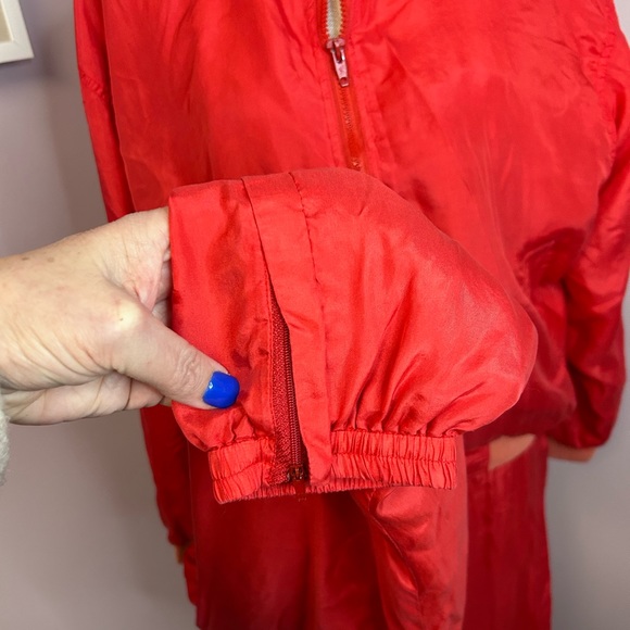 Details Express women’s small windsuit. Jogger type pants & zip up jacket - Picture 4 of 9